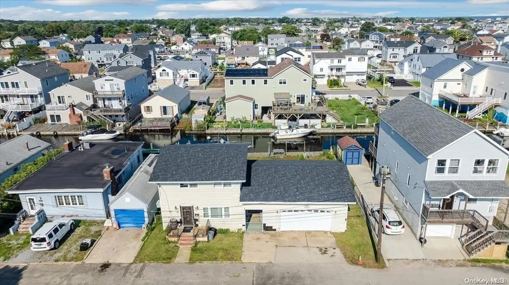 886 S 8th Street Lindenhurst NY 11757