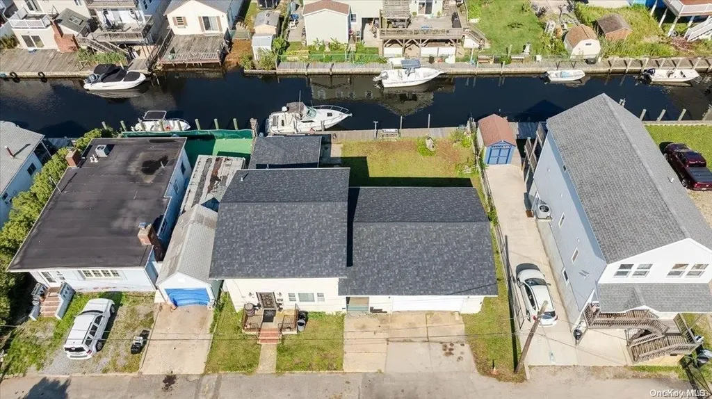 886 S 8th Street Lindenhurst NY 11757