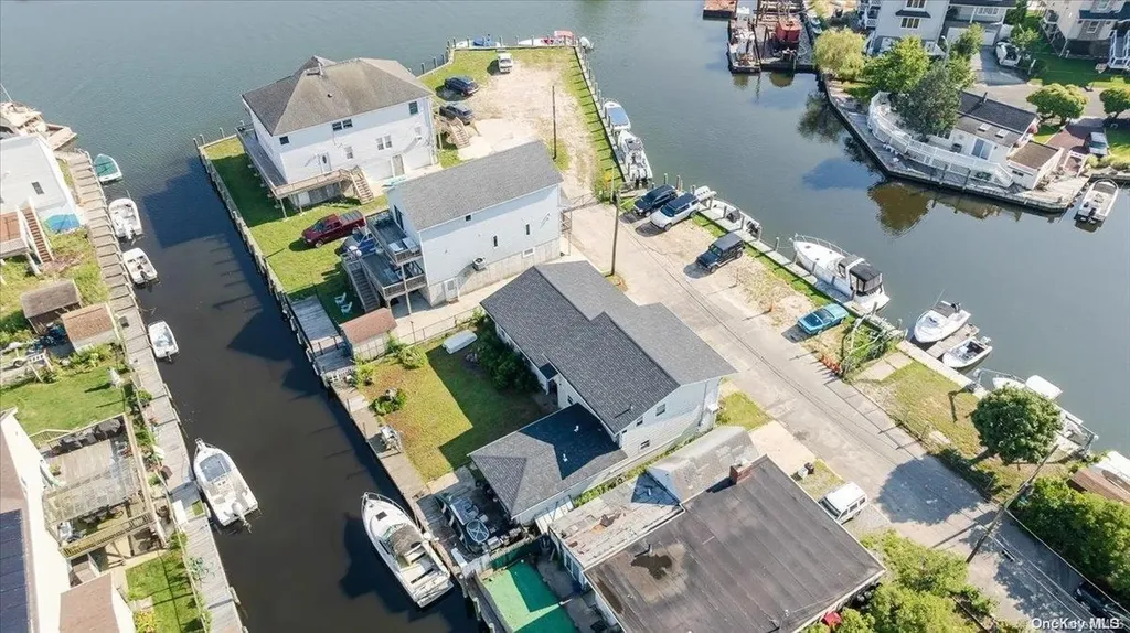 886 S 8th Street Lindenhurst NY 11757