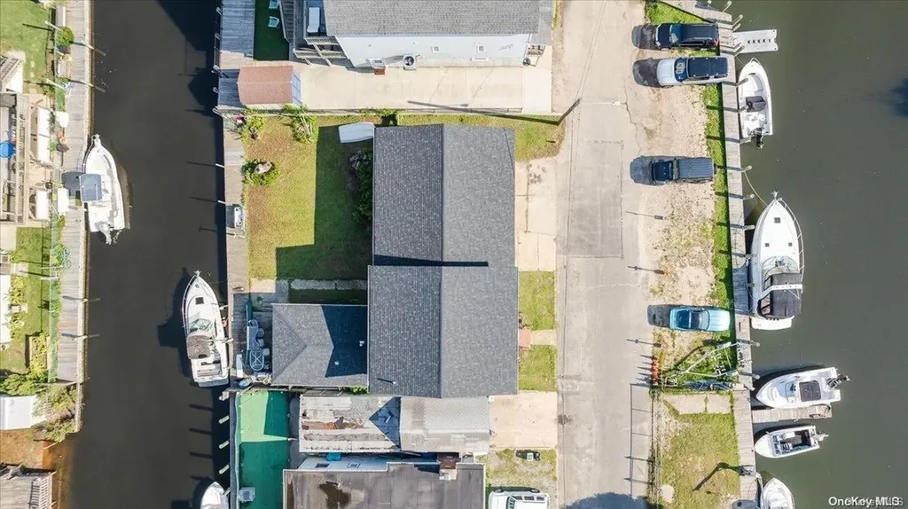 886 S 8th Street Lindenhurst NY 11757