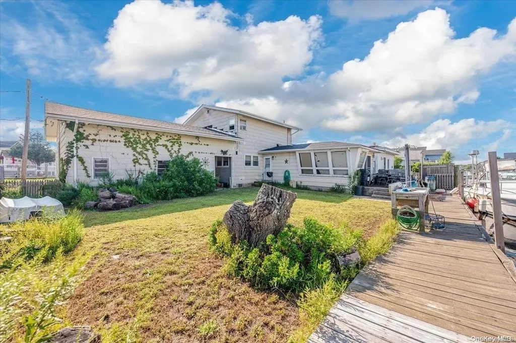 886 S 8th Street Lindenhurst NY 11757