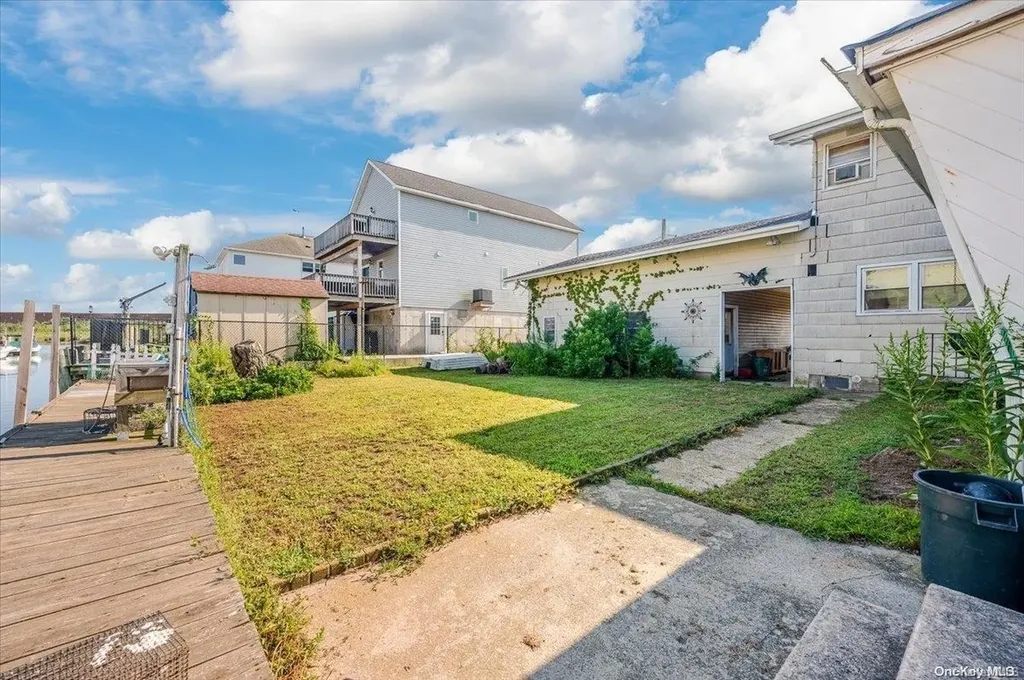 886 S 8th Street Lindenhurst NY 11757