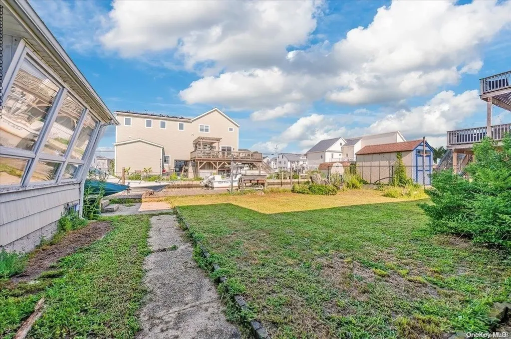 886 S 8th Street Lindenhurst NY 11757