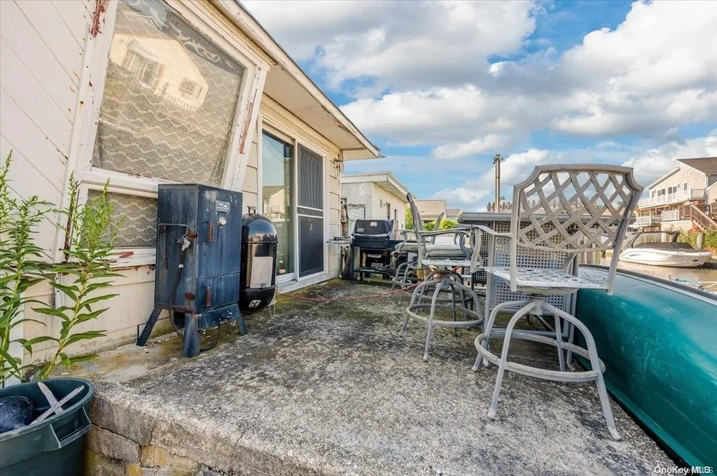 886 S 8th Street Lindenhurst NY 11757