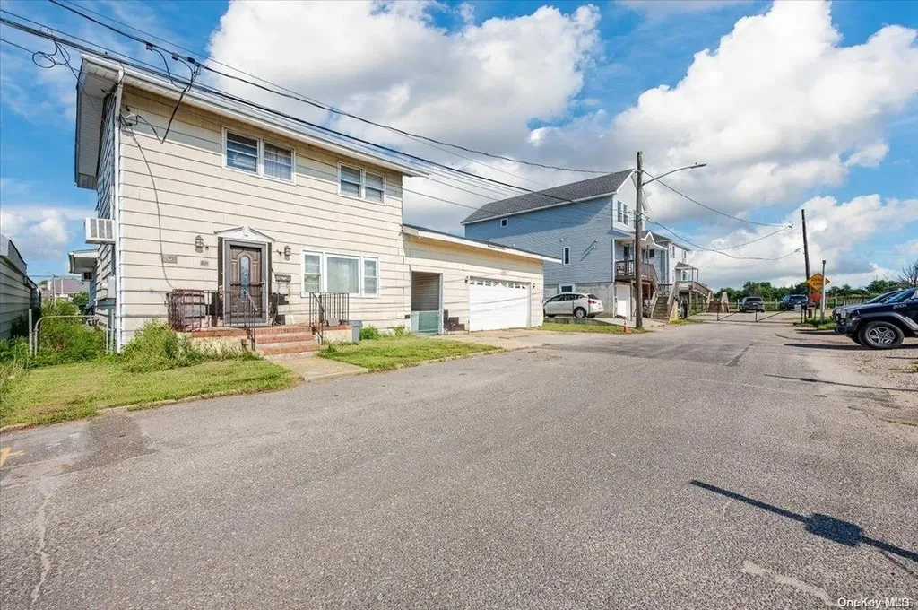 886 S 8th Street Lindenhurst NY 11757