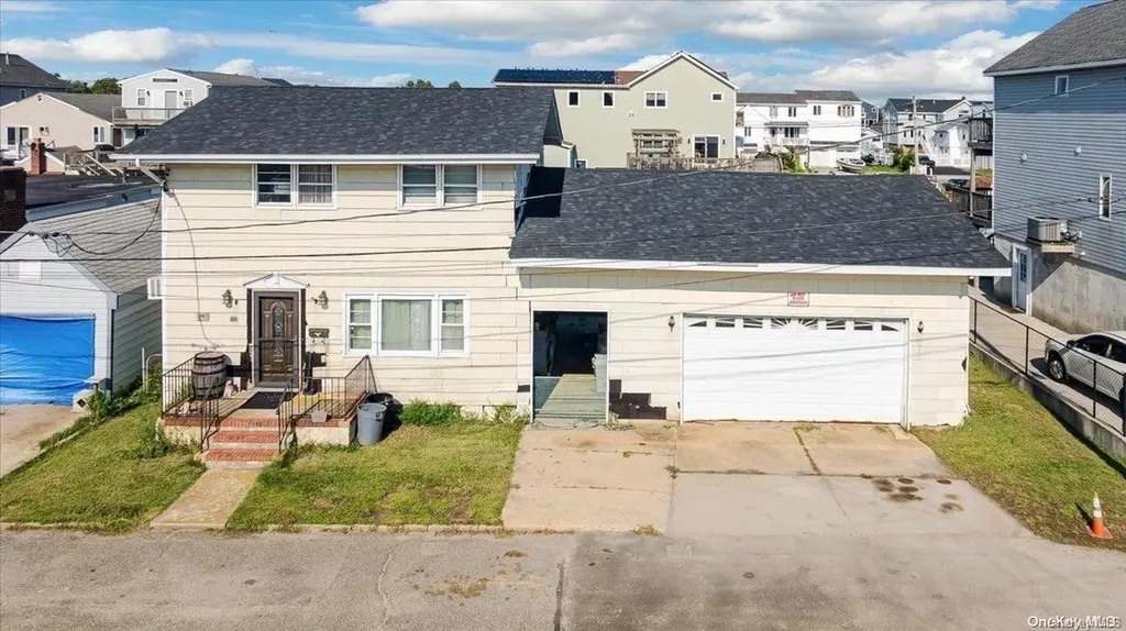886 S 8th Street Lindenhurst NY 11757