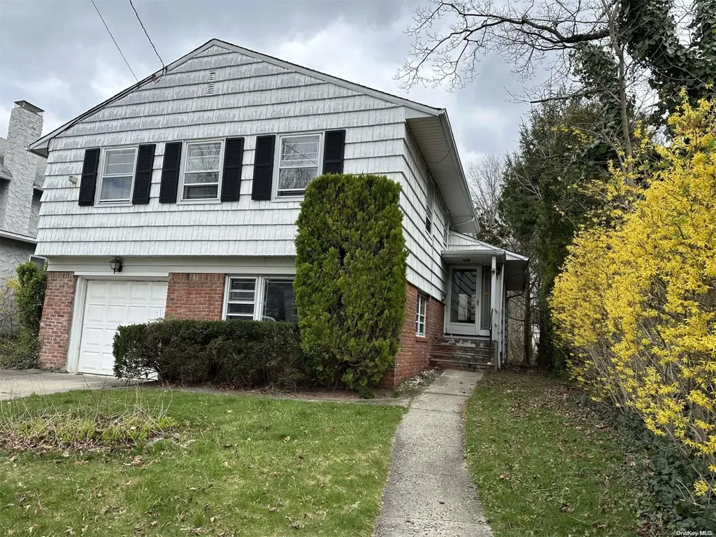 105 Maple Street Great Neck NY 11023