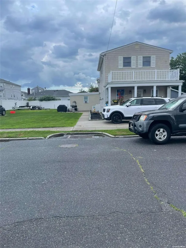 13 Truxton Road Island Park NY 11558