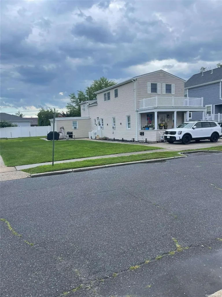 13 Truxton Road Island Park NY 11558