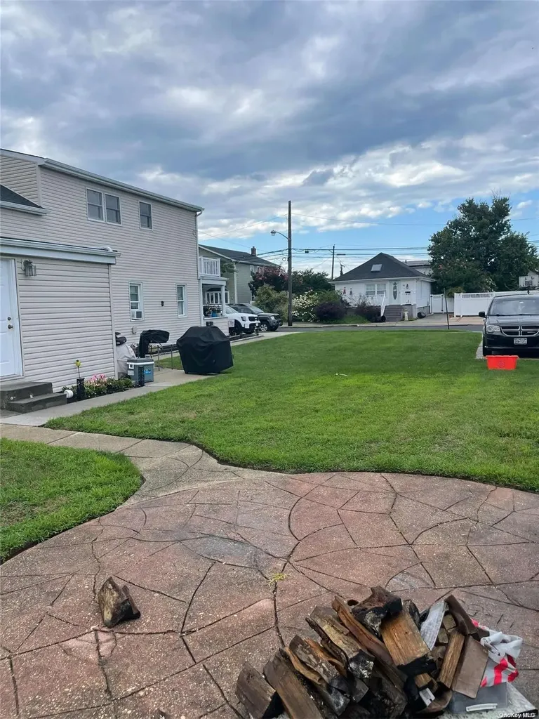13 Truxton Road Island Park NY 11558
