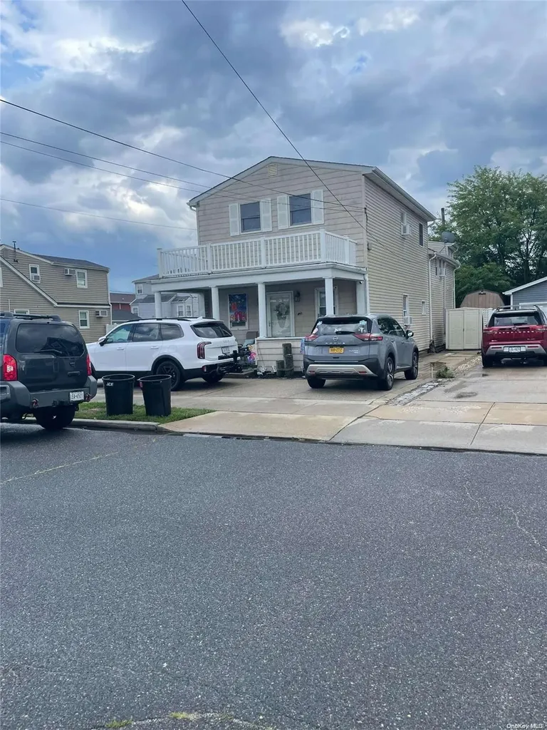 13 Truxton Road Island Park NY 11558