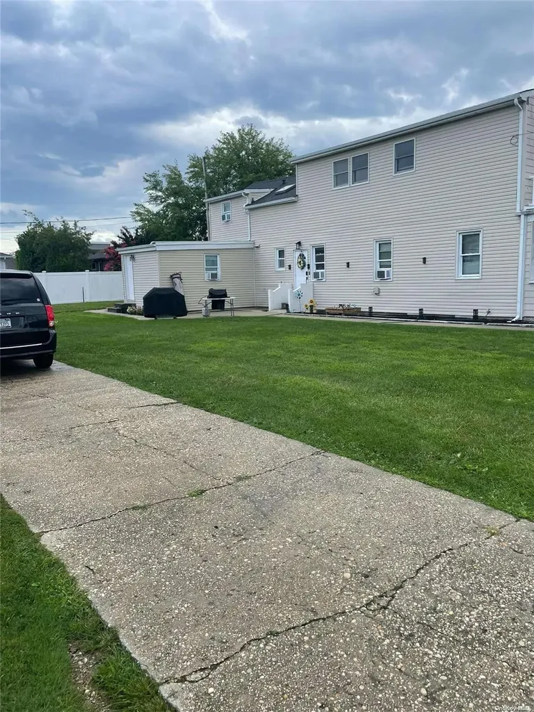 13 Truxton Road Island Park NY 11558