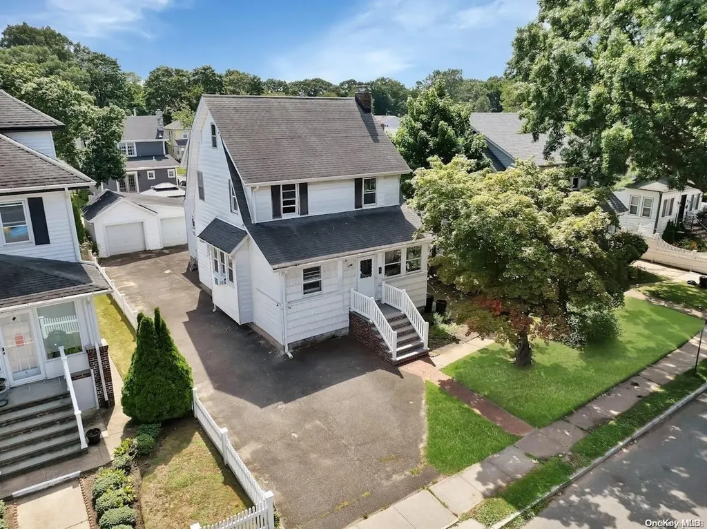 8 Leach Street Lynbrook NY 11563