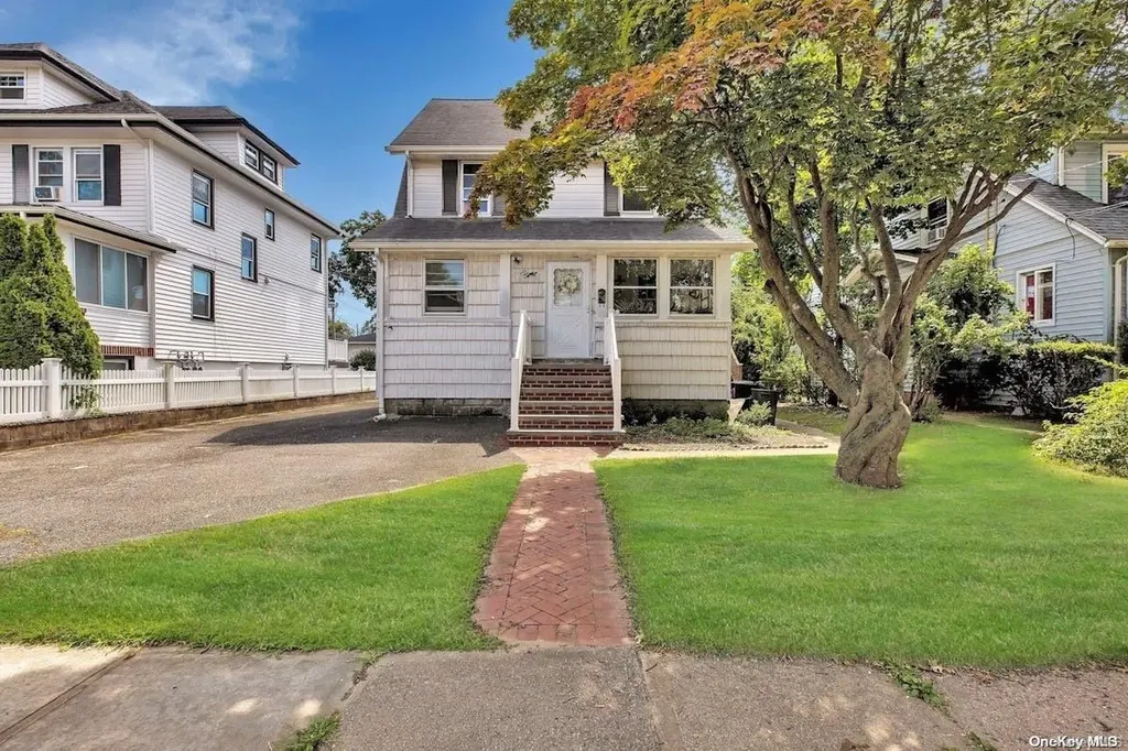 8 Leach Street Lynbrook NY 11563