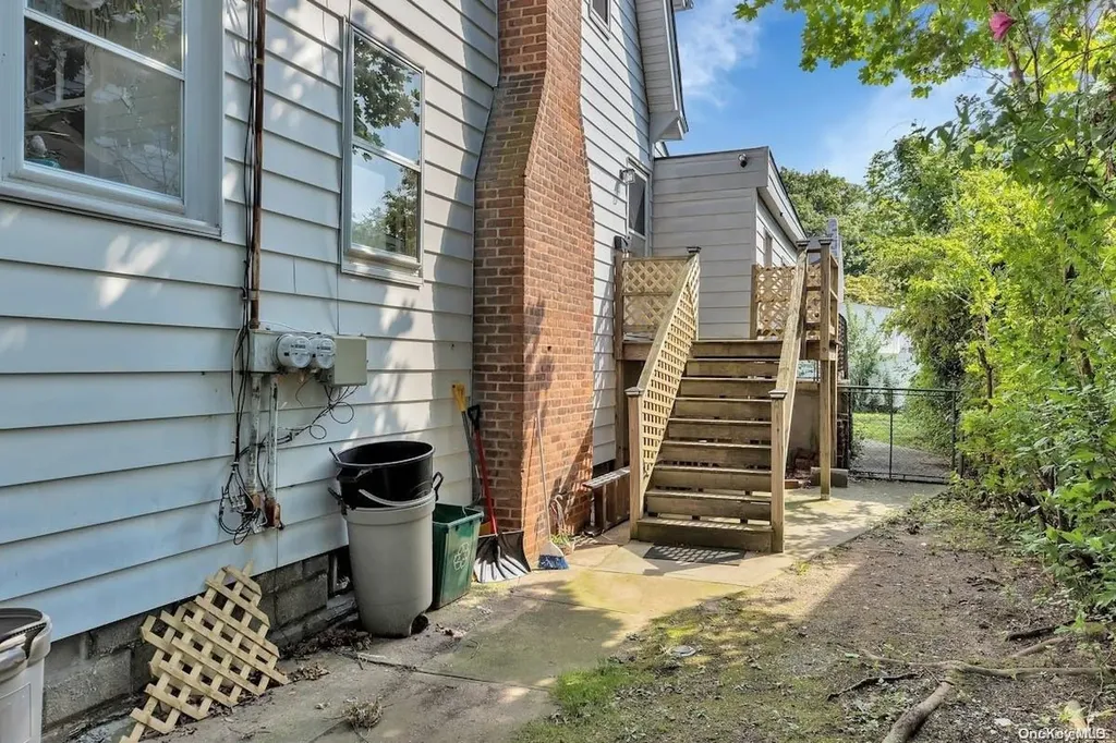 8 Leach Street Lynbrook NY 11563