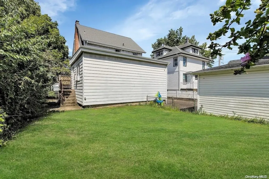 8 Leach Street Lynbrook NY 11563