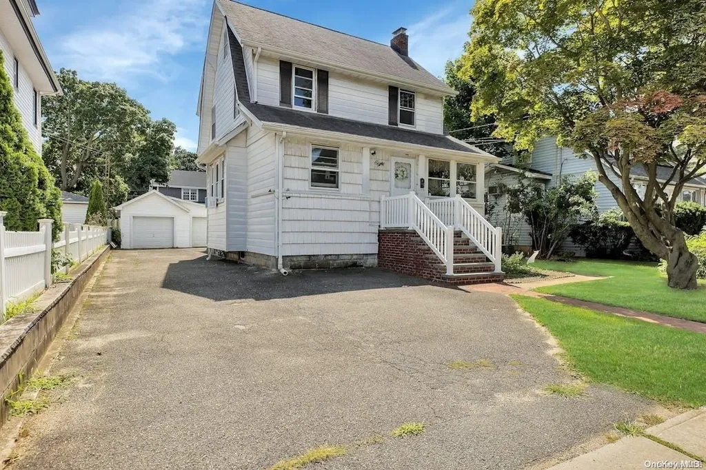 8 Leach Street Lynbrook NY 11563