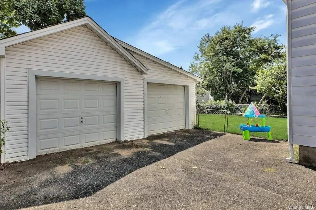 8 Leach Street Lynbrook NY 11563