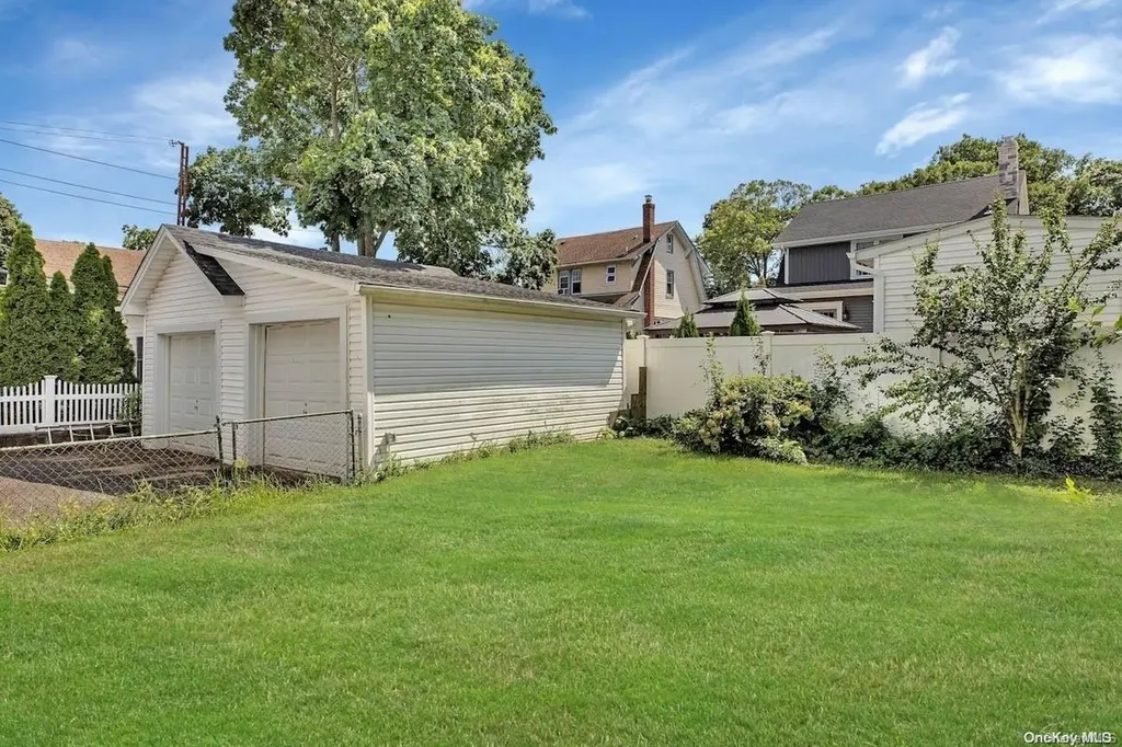 8 Leach Street Lynbrook NY 11563
