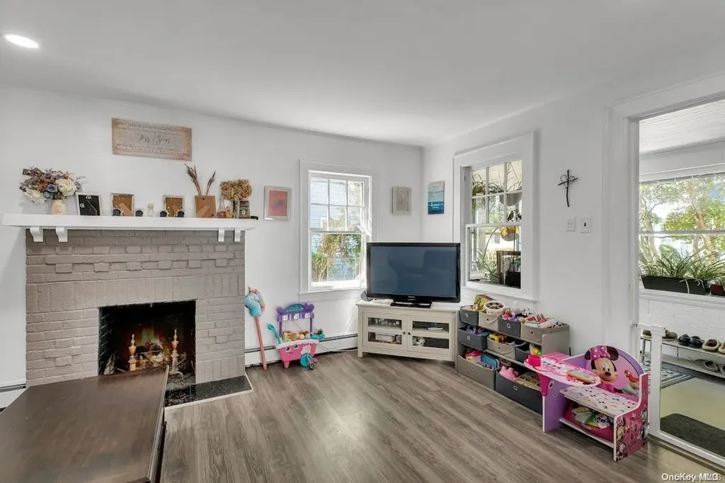 8 Leach Street Lynbrook NY 11563
