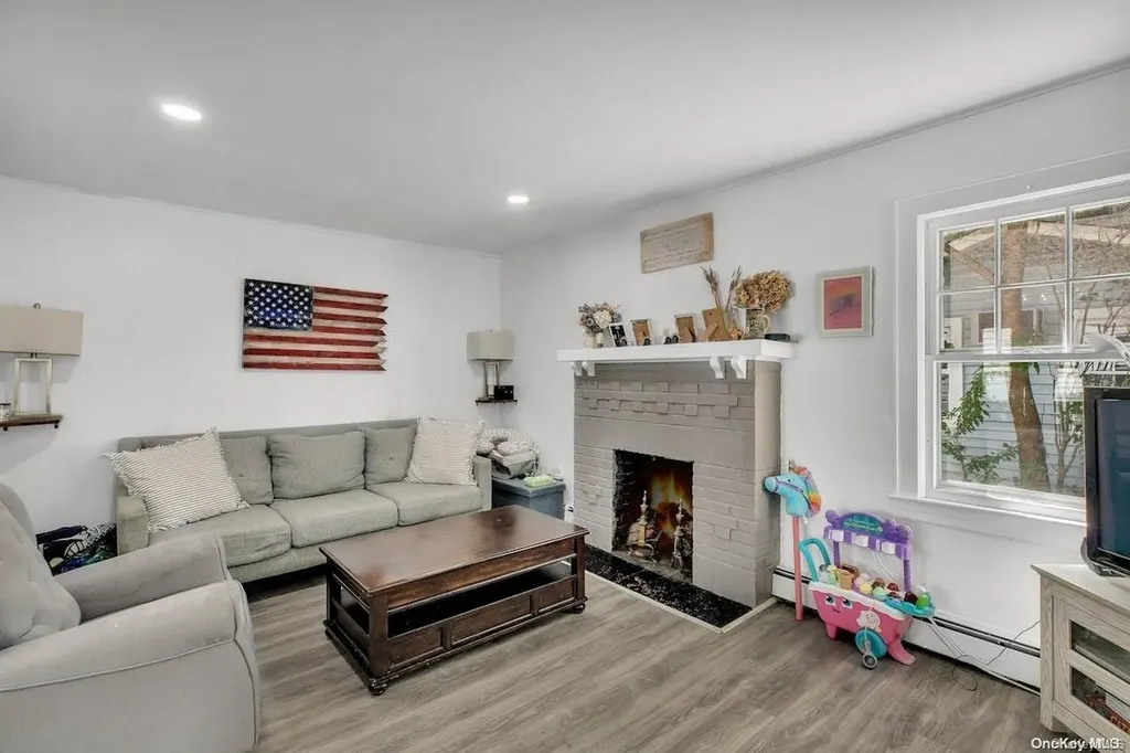 8 Leach Street Lynbrook NY 11563