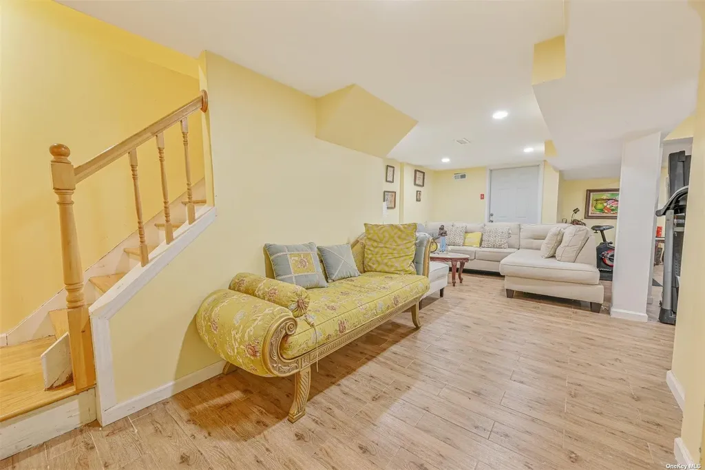 1056 North Drive Merrick NY 11566