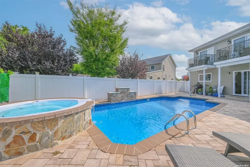 1056 North Drive Merrick NY 11566