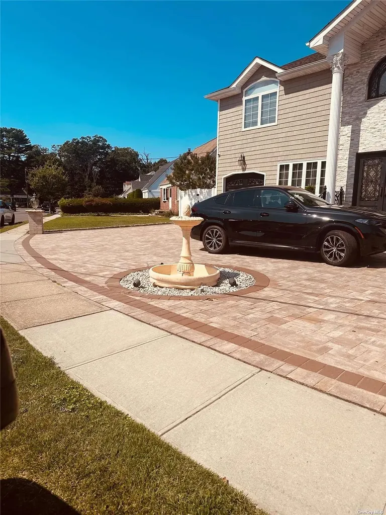 1056 North Drive Merrick NY 11566