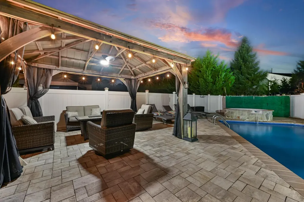 1056 North Drive Merrick NY 11566