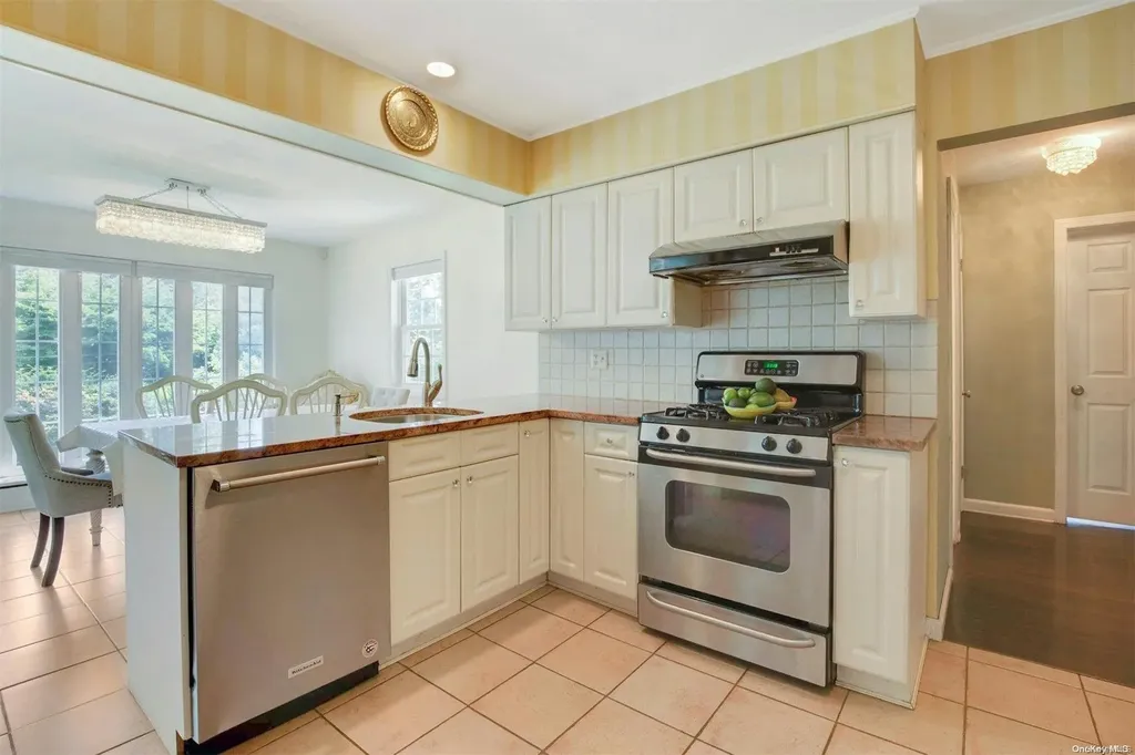18 Addison Lane Greenvale NY 11548