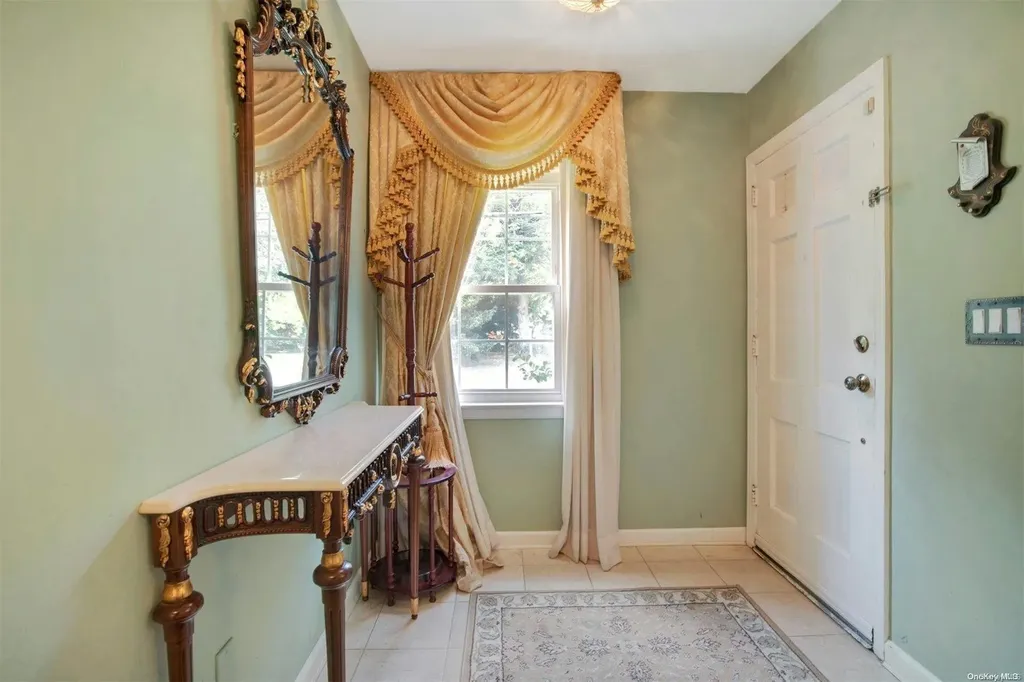 18 Addison Lane Greenvale NY 11548