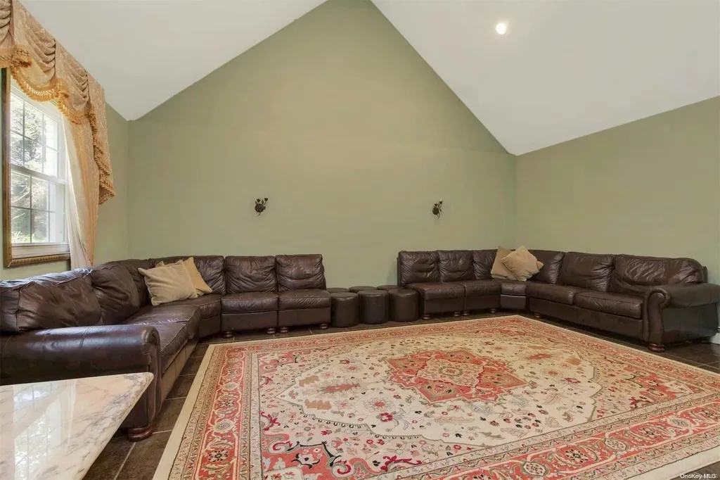 18 Addison Lane Greenvale NY 11548