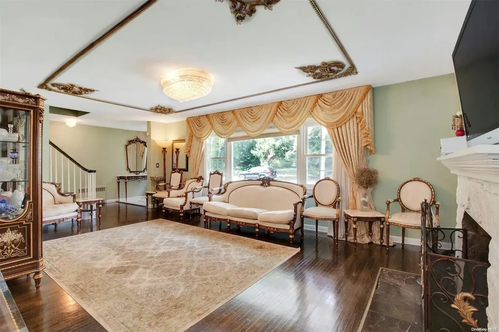 18 Addison Lane Greenvale NY 11548