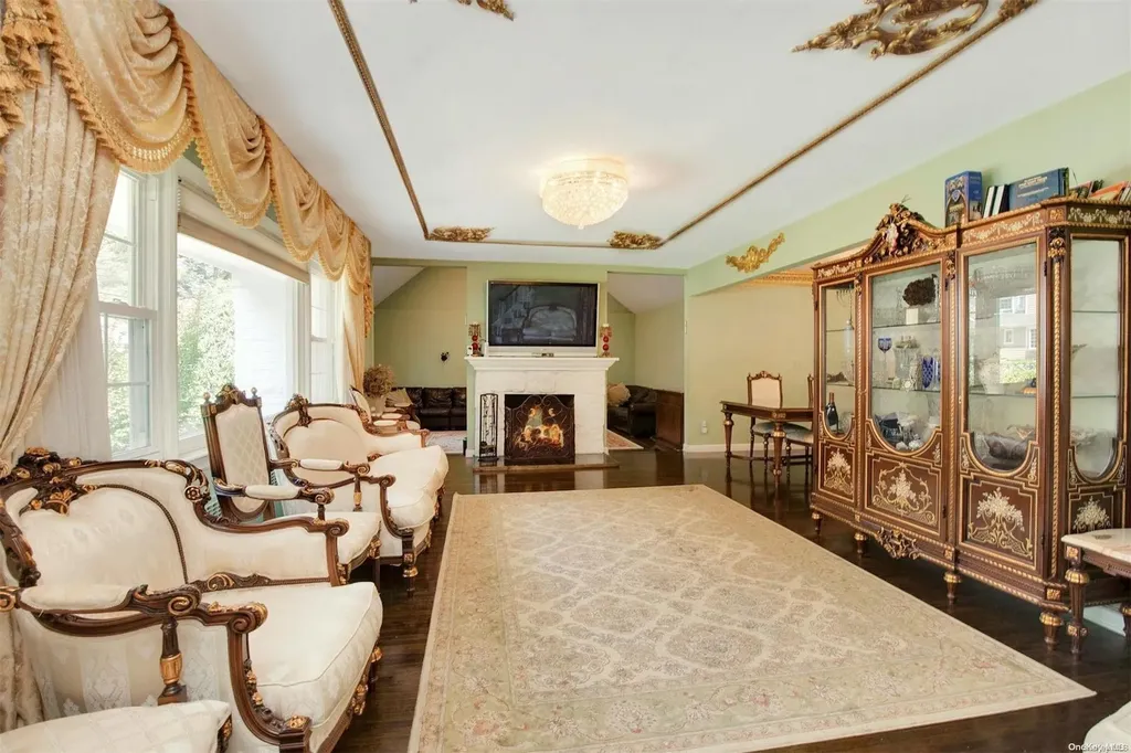 18 Addison Lane Greenvale NY 11548