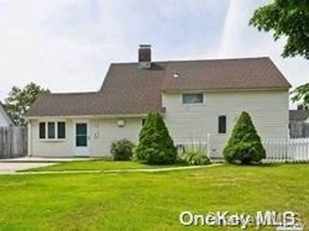 12 Quiet Lane Levittown NY 11756