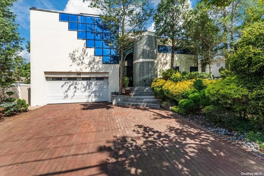 960 E End Woodmere NY 11598