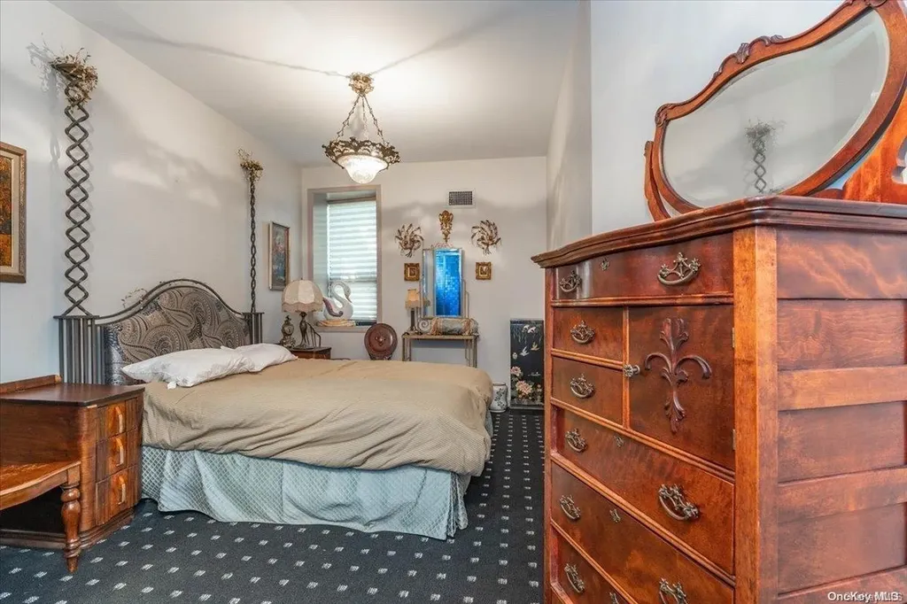 960 E End Woodmere NY 11598