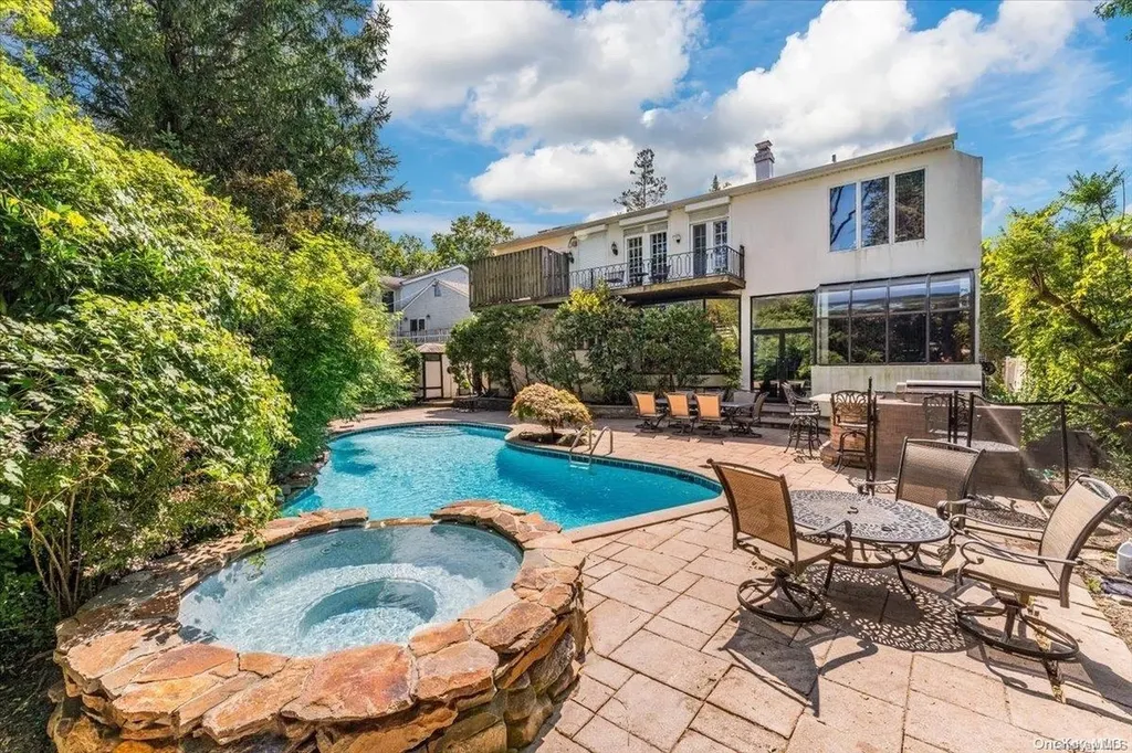 960 E End Woodmere NY 11598