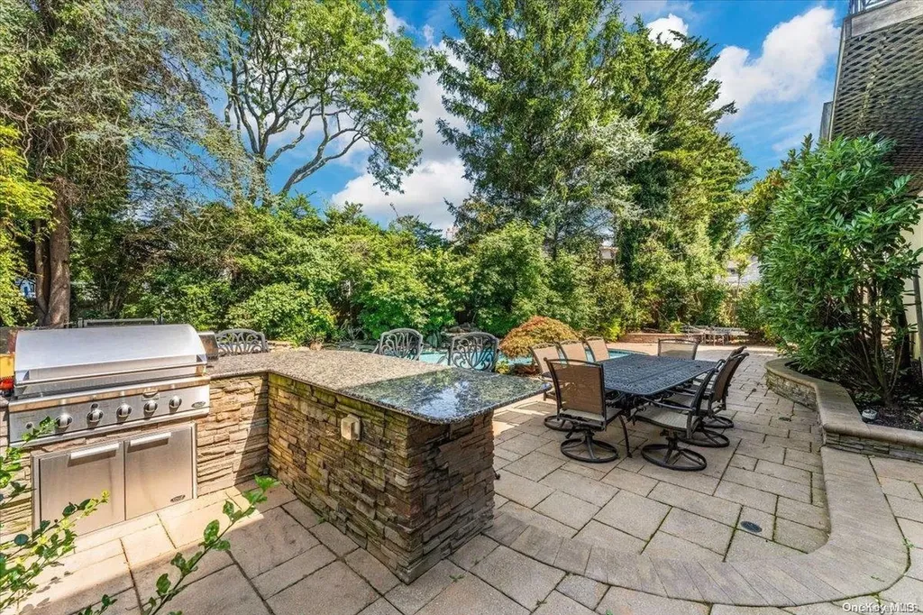 960 E End Woodmere NY 11598