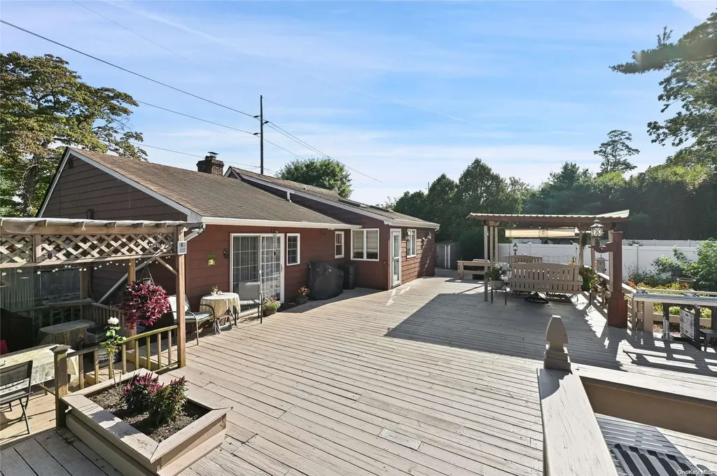 11 Muncey Road Bay Shore NY 11706