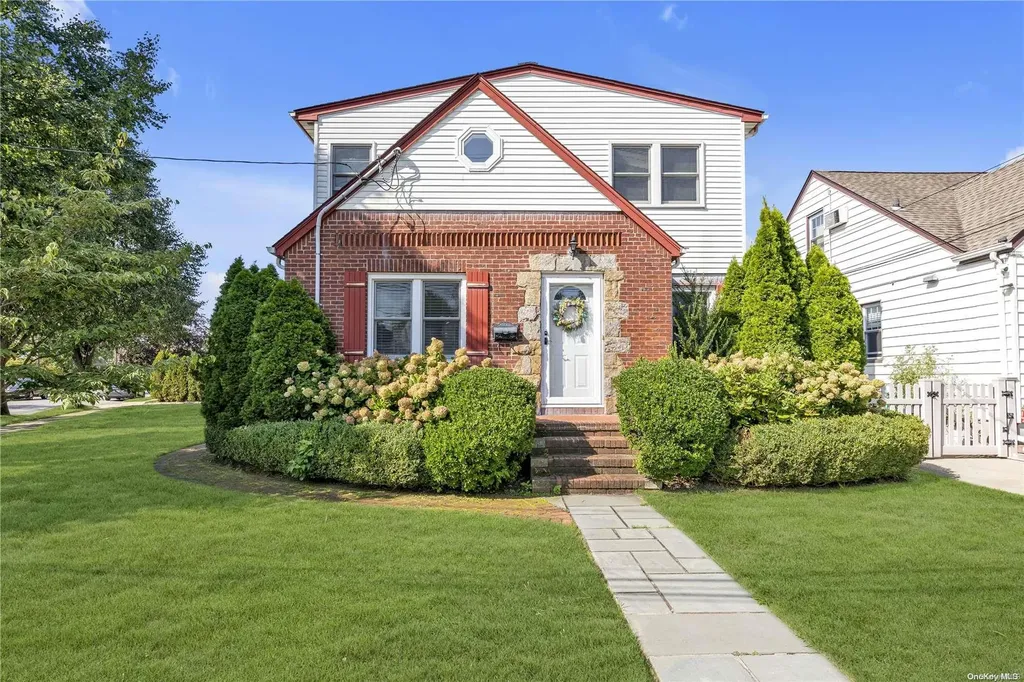 59 Hull Avenue New Hyde Park NY 11040