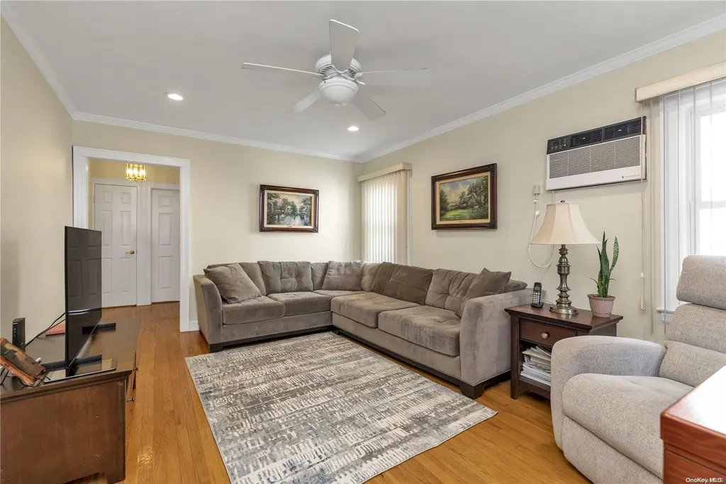 59 Hull Avenue New Hyde Park NY 11040