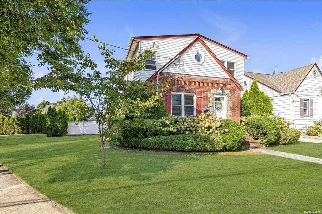 59 Hull Avenue New Hyde Park NY 11040