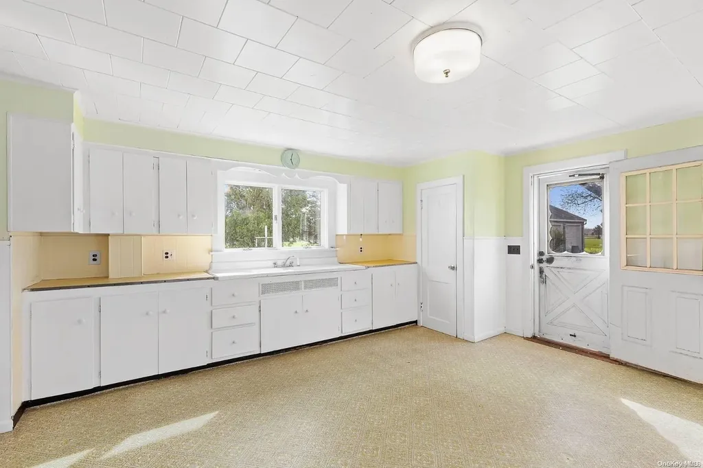 2700 Main Road Laurel NY 11948