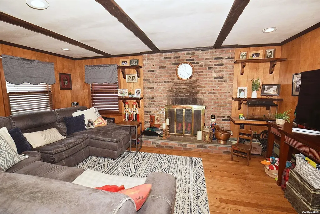 11 Dorothy Place Lynbrook NY 11563