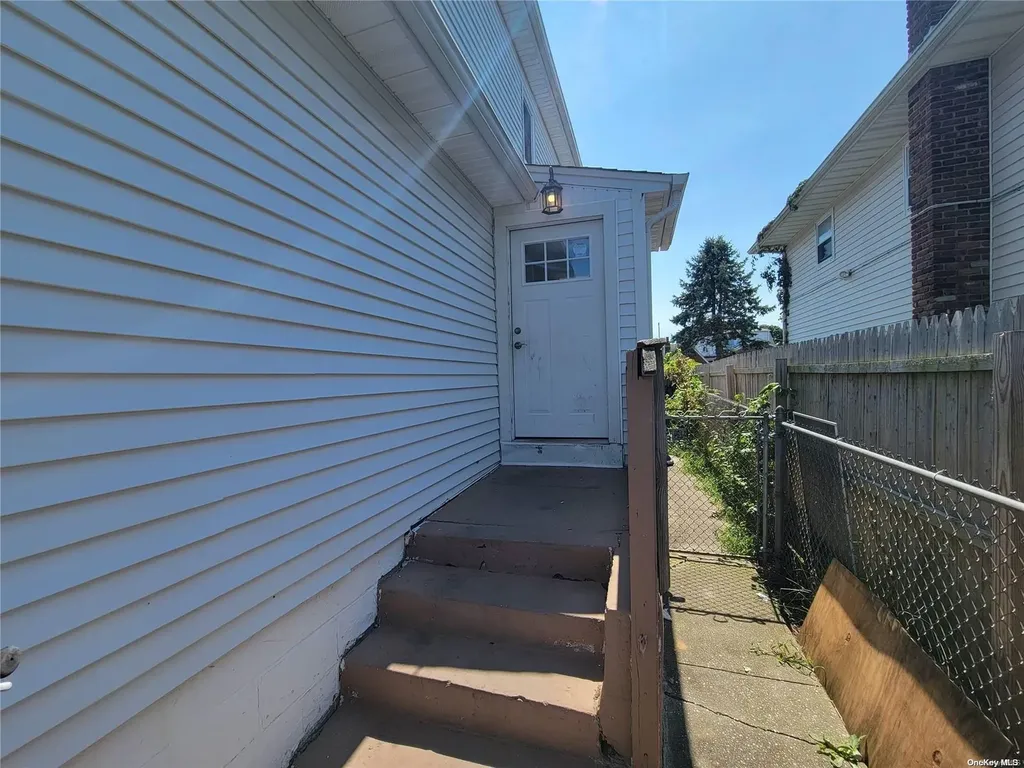10 Parkview Drive Shirley NY 11967
