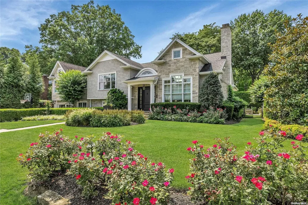 33 Harwood Drive E Glen Cove NY 11542