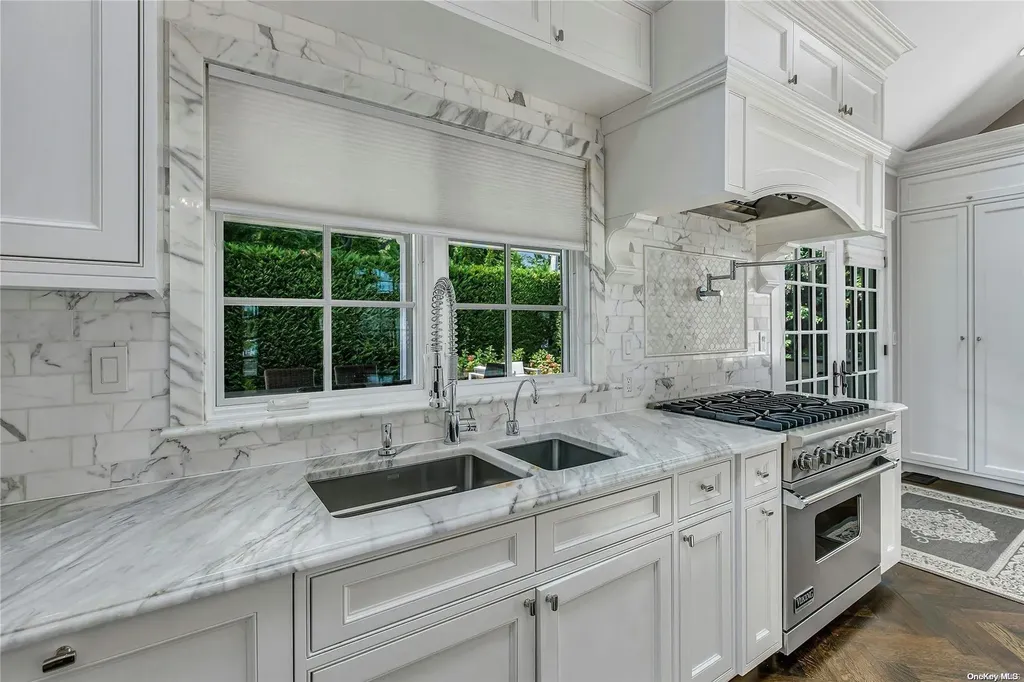 33 Harwood Drive E Glen Cove NY 11542