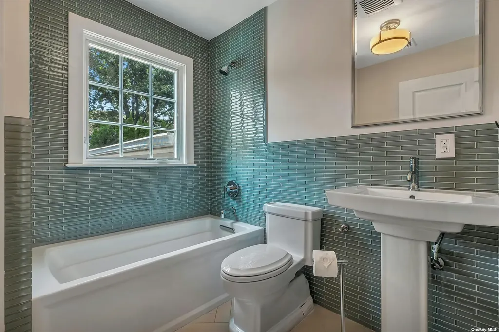 33 Harwood Drive E Glen Cove NY 11542