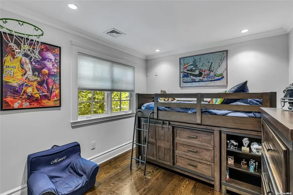 33 Harwood Drive E Glen Cove NY 11542